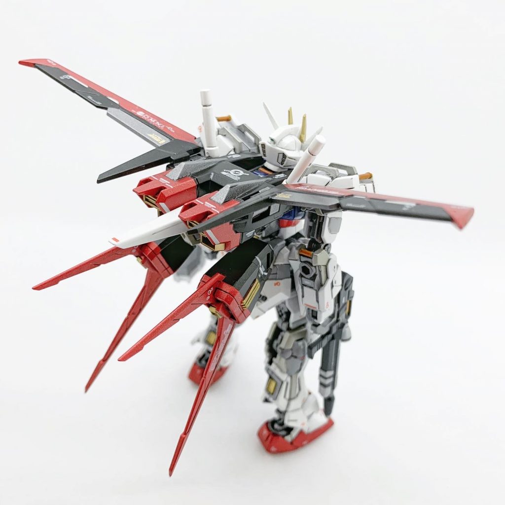 【エールストライカーパック装着・リアショット】フレーム→1次装甲→2次装甲的なイメージで、ライトガンメタル→メタルブラック→メタリックレッドで塗り分け。素体ではスラスター部分が省略されているので、こちらもアフターパーツを追加してディテールアップしています。