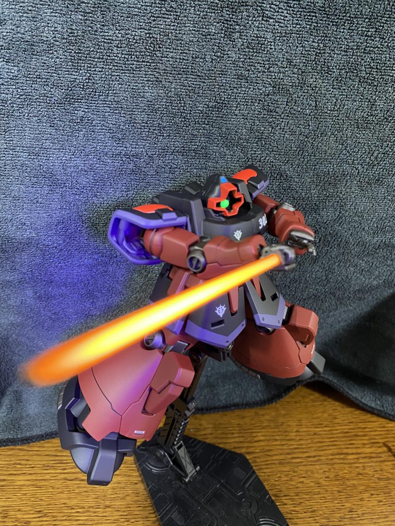 色々と資料を漁ってみましたが、特にエンブレムや部隊番号など見当たらなかったので、ガトー大尉所属部隊の302とジオンマークを適当に配置しています。