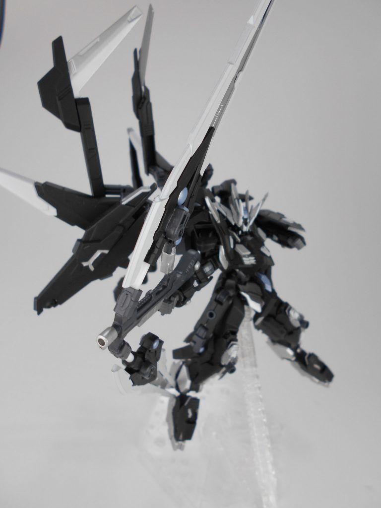 カレトヴルッフフェーダー、弓矢形態・「ウティスア」。「セノーレンス」発動時にのみ使用できる武装で、チャージしたエネルギーを「ネセア」と「レフェリス」の刃に集中させて弓矢型のビームを発射します。「ウティスア」はギリシャ語で「若月」のアナグラムです。