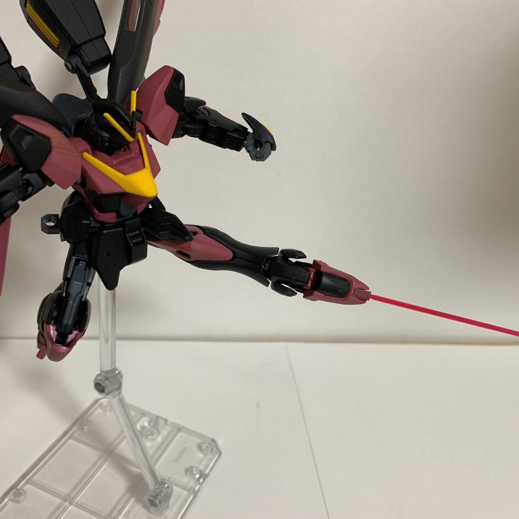 ビームサーベルその3。足の先端にもサーベルがあります。イメージはアルケーですね。足の先端を切断し、AGE系のサーベルパーツを埋め込みました。 