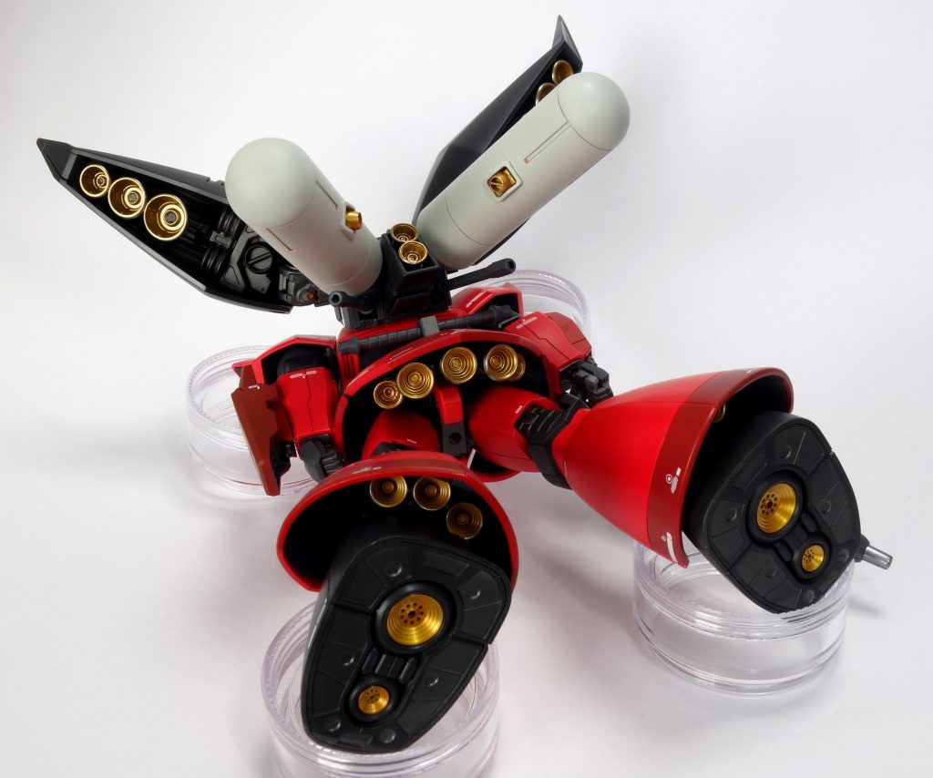 スカート内部のバーニアは5基に増設。プロペラントタンクはバイアランカスタムから流用して大型化。シールドとナギナタはゲルググから流用。