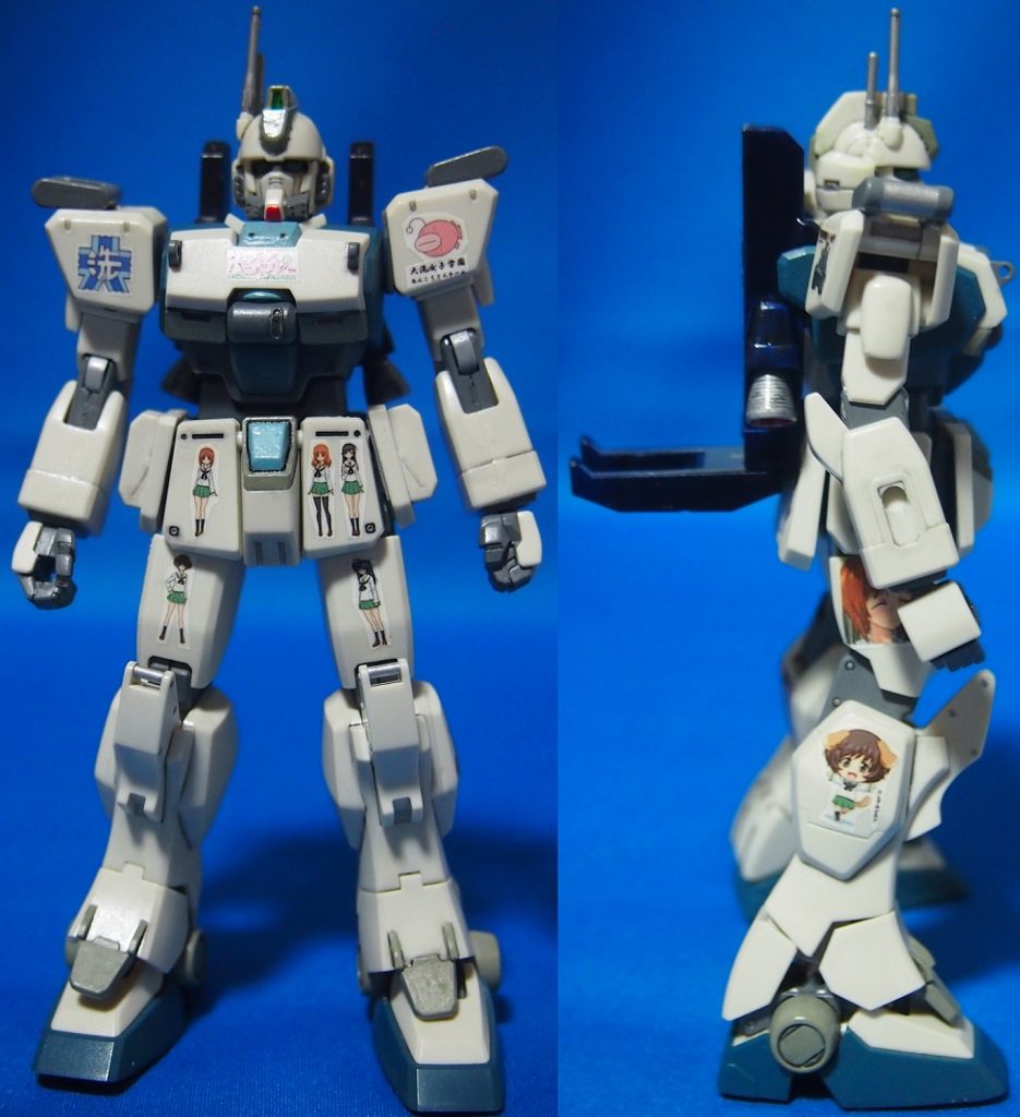 脱線したので、話を元に戻します。まずは、Ez-8の本体正面&右側面図。この作品は、関節と武器の一部だけエアブラシで塗り、本体は成形色を生かした部分塗装で仕上げています。両肩に大洗〇園の校章とあんこ〇マーキング、腰や脚部に、あんこ〇さんチームのメンバーのマーキングがあります。