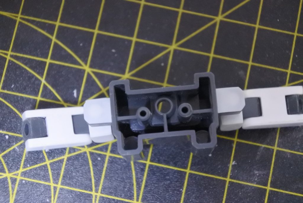 プラ板やパテで穴埋め。