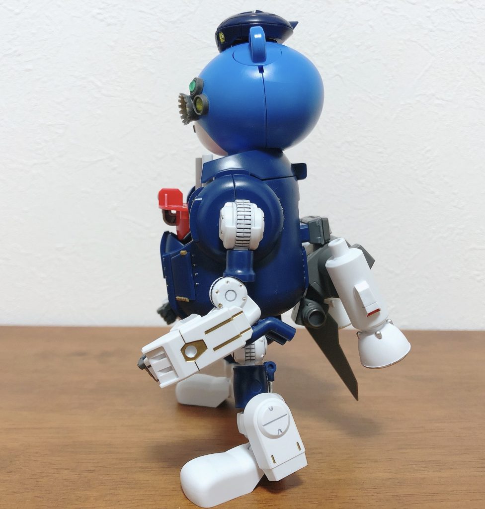 側面腕と足には追加装甲的なイメージでいろいろ付けています。取り外しも可能です。