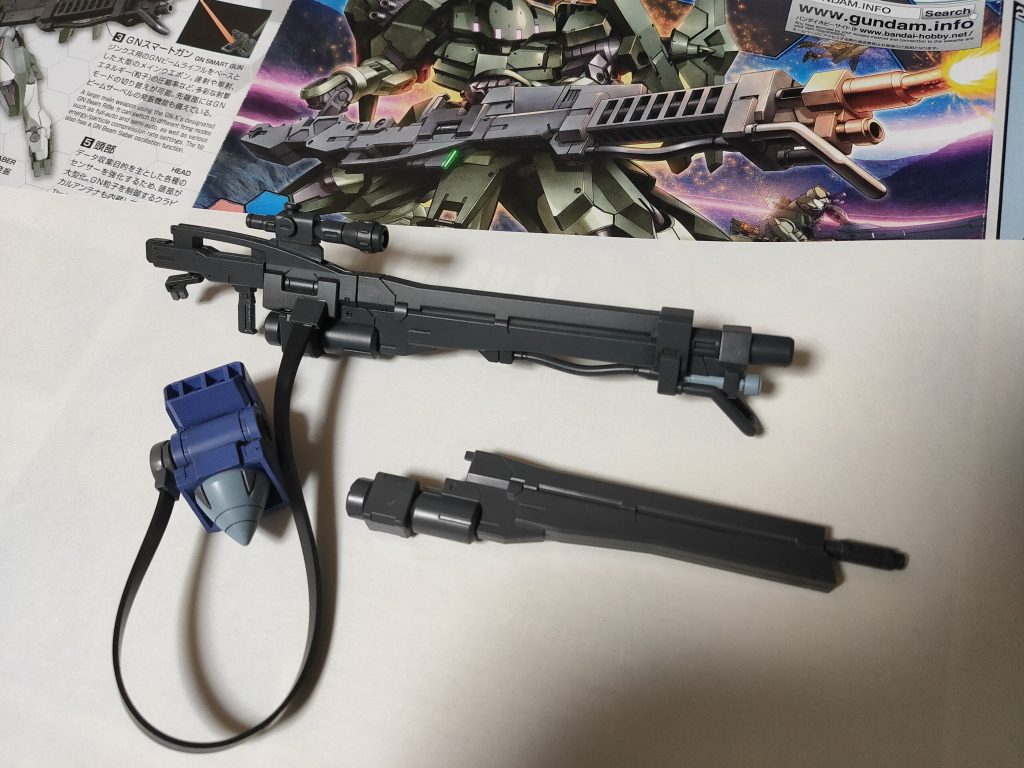 ライフルはジンクスのロングバレルライフルの先端をカット後、ストライカージンクスのスマートガンの銃口とバレル下部のコードを移植しています。スコープはコトブキヤM.S.G.の部品です。ロングバレルの部品はストライカージンクスの余剰パーツを使っています。