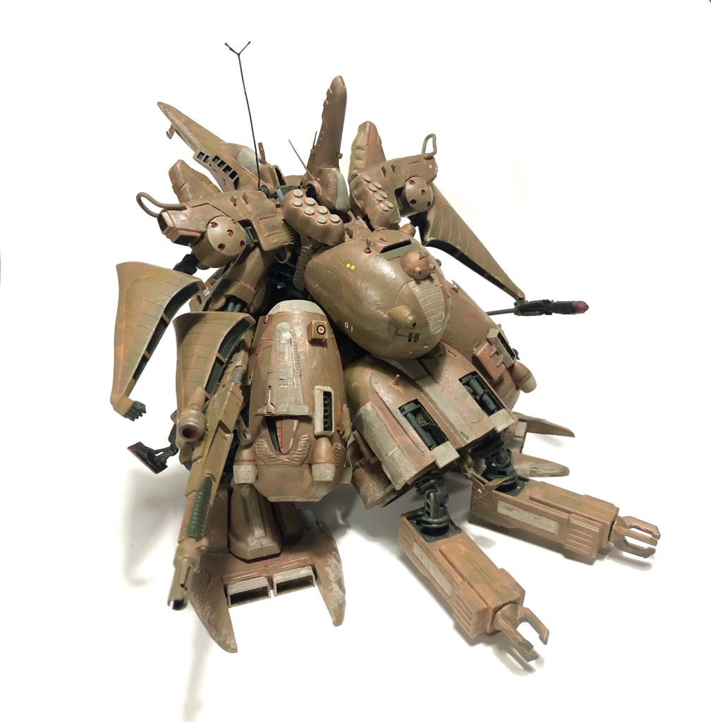 ななめフロントスカートにサブアームを装備。近接戦闘及び塹壕などを作るドーザーとしても運用可能腕は複腕を含め四本ありバイオコンピューターの補助によりより複雑な制御が可能でサブアームを含めてのビームサーベルによる六刀流をこなす。