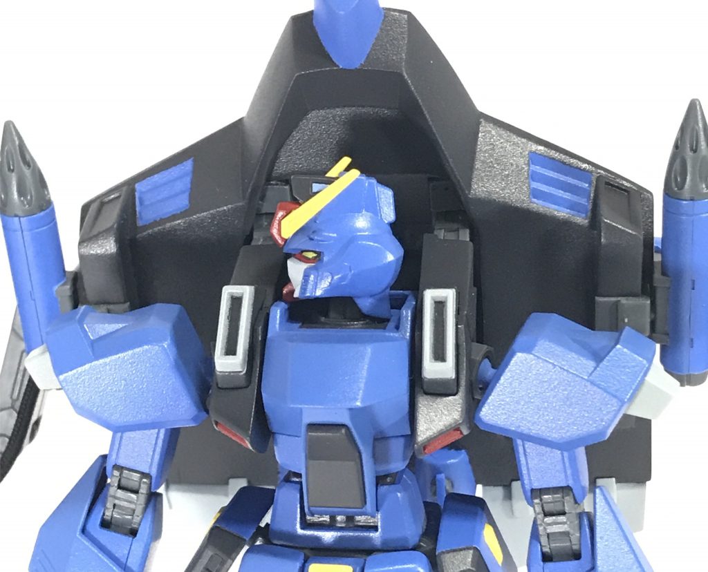 変形肩を下げ、頭部を横に向けてボディの黒い部分を手前に回転させます。