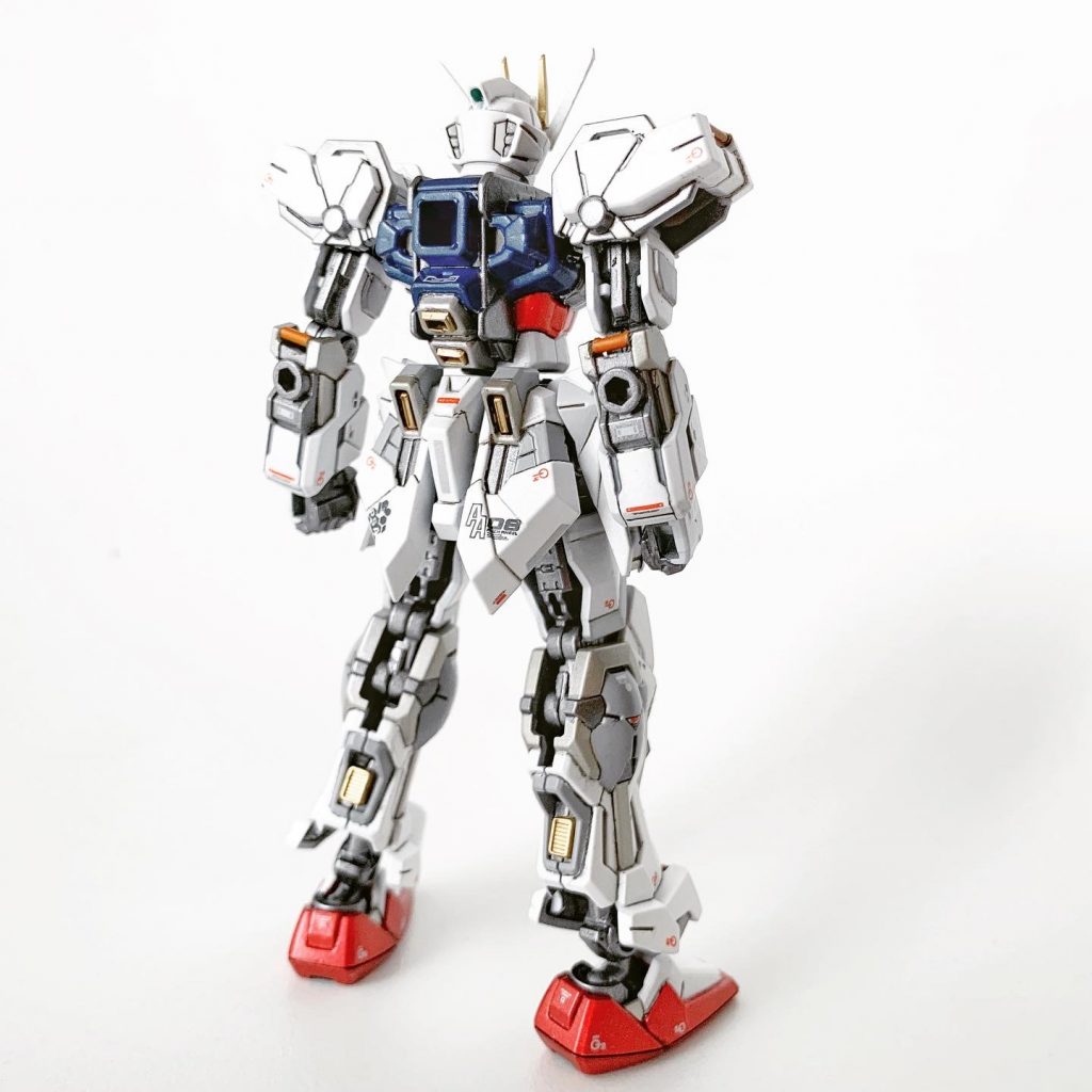 【機体本体のバックショット】背中中央・リアアーマー・後ろ脛のスラスターには、コトブキヤのダクトノズルⅡやWAVEのU・バーニア フラットをゴールドで塗装して追加。