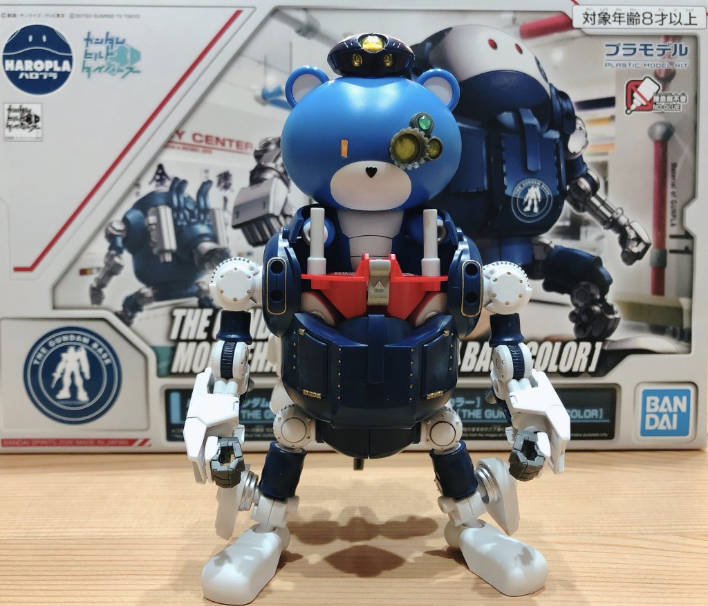 正面ネイビーの本体に赤いコックピット、ゴールドの部分塗装が個人的に気に入っています。