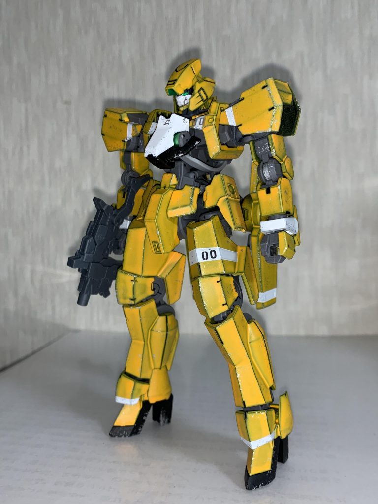 本体は黒下地のオレンジ、マスキングで白のラインを引いています。とはいえ黒サフの上にオレンジが乗りにくく、缶スプレーの限界を感じもしました...。頭部はグシオンリベイクのものをちょこっと弄っています。ナンバリングはマスタング00と同じものを使用しています