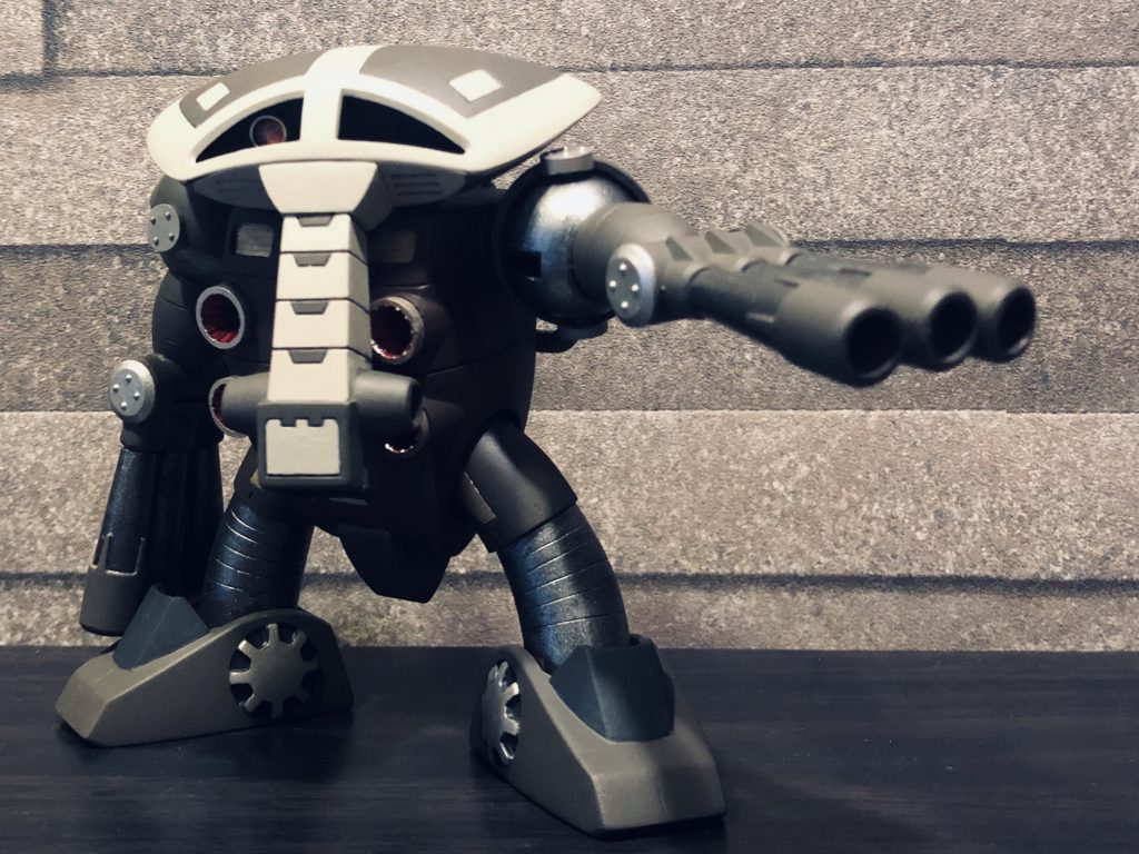 少しポージング。可動域は狭い。