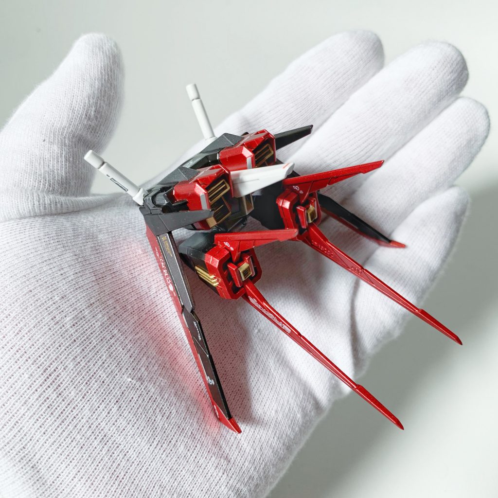 エールストライカーパックもこのサイズ…【カラーレシピ】エアブラシ未所持のため、基本的に屋外でのスプレー塗装+筆塗りです。ホワイト…タミヤ メイクアップ材シリーズ No.44 ファインサーフェイサー L(ホワイト) →タミヤスプレー No.45 TS-45 パールホワイトグレー…タミヤ メイクアップ材シリーズ No.64 ファインサーフェイサー L(ライトグレイ)各部フレーム…タミヤスプレー No.42 TS-42 ライトガンメタル赤…タミヤスプレー No.18 TS-18 メタリックレッド青…タミヤスプレー No.50 TS-50 マイカブルーゴールド…GSIクレオス Mr.カラー スプレー S9 ゴールド