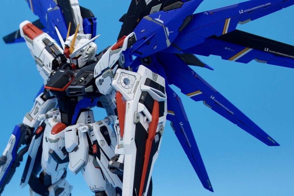 タイトルを原作に倣い『舞い降りる剣』とさせて頂いたのでそれらしいポージングや空色背景での撮影としてみました。その内野外撮影もしてみたいですね。・アンテナ短縮/シャープ化、襟1mm延長。・胸パーツをMGジャスティスと置換/整形。・肩部形状変更、ダクト部等ディテール 追加。・バルカン等メタルパーツ置換。・ダクト部メタルメッシュ配置。