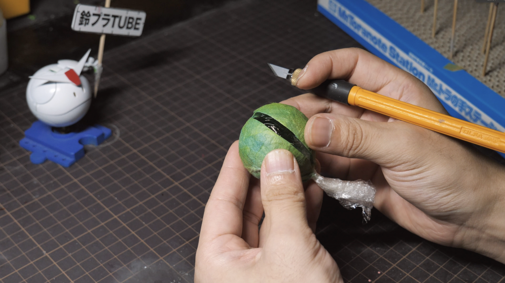 ハロを作っているところです、この切れ込みは、ハロの口のラインに沿って切ればよかったです(悔しい)