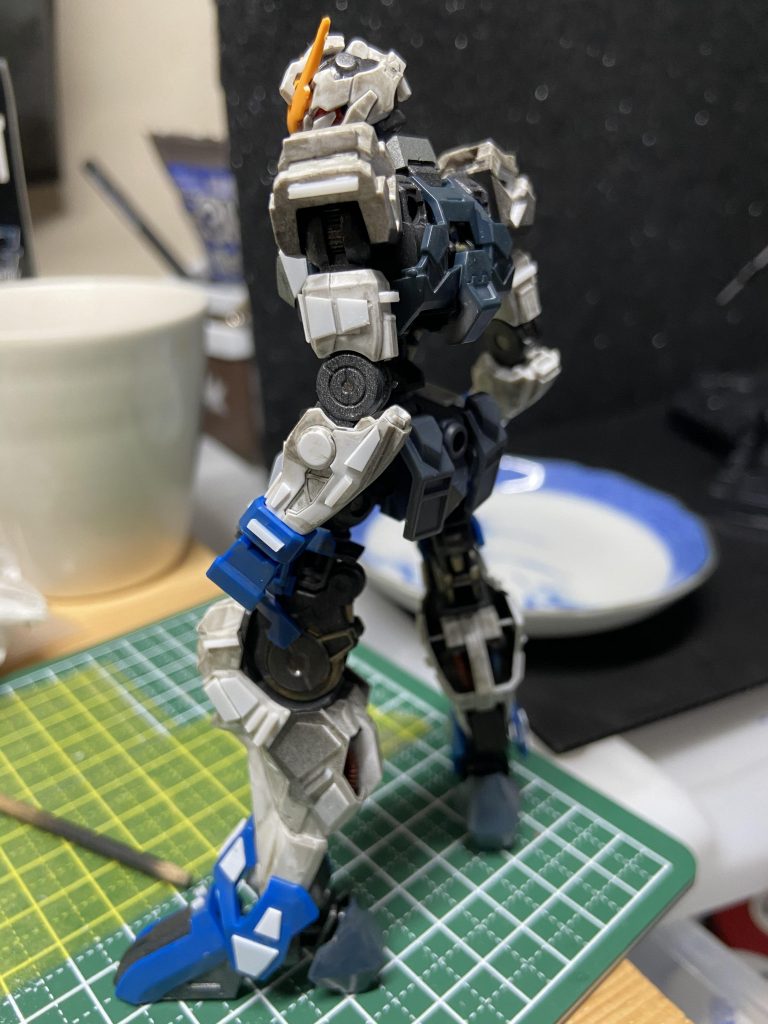 主な改造ポイント全身の装甲へのプラ板・プラ角棒によるディテール追加。膝周りがお気に入り。ここからもう少しプラ板を足し、顔面おでこパーツ・クリアお目々追加してます。ほぼダンタリオンまんまです。