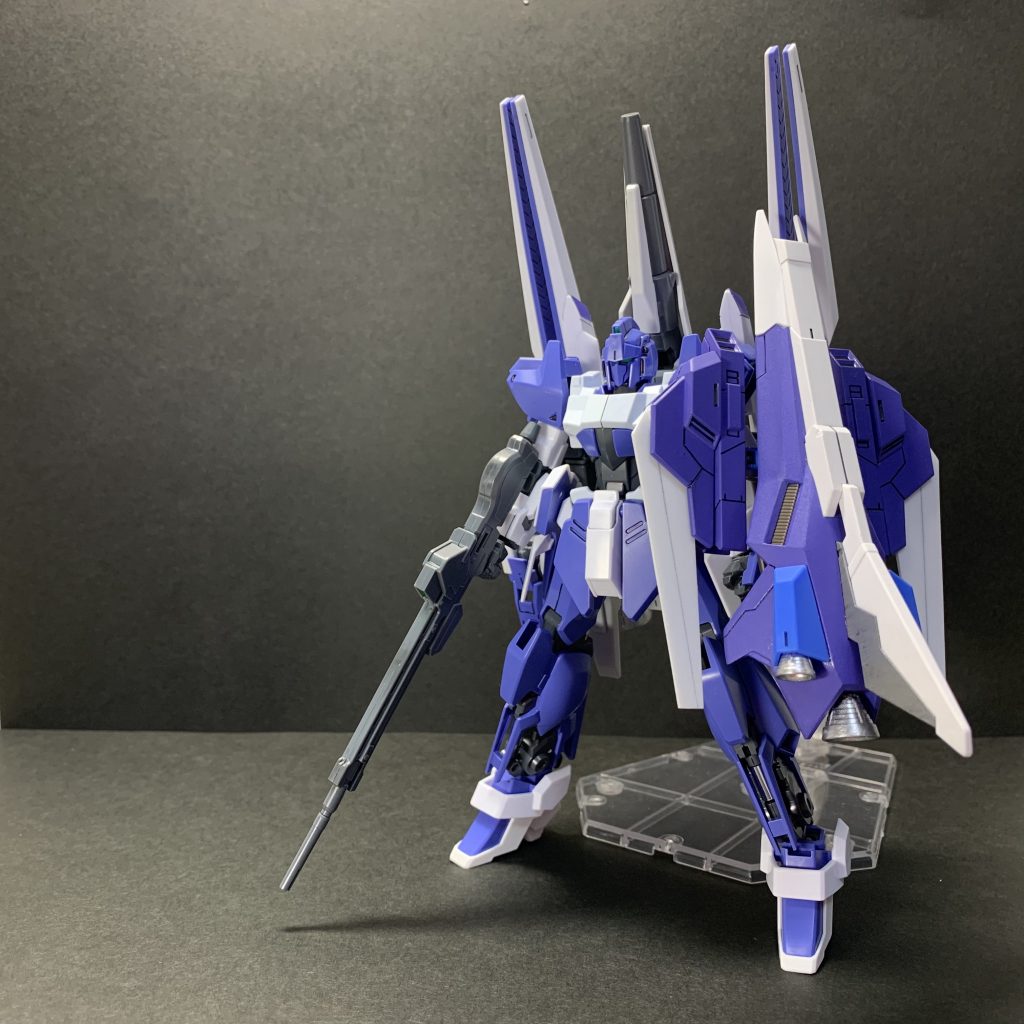 百万式+デルタカイです全体的に墨入れ足りない箇所を塗ってます。顔には見ての通りデュアルアイを追加。脚部のシリンダーにはメタリックテープを貼って金属ぽさを表現。腕に一部分ディティール追加。黒背景だとまた雰囲気変わって見えるかな?