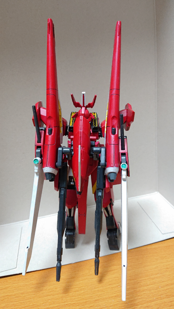 武装の殆どが背面に搭載されている 