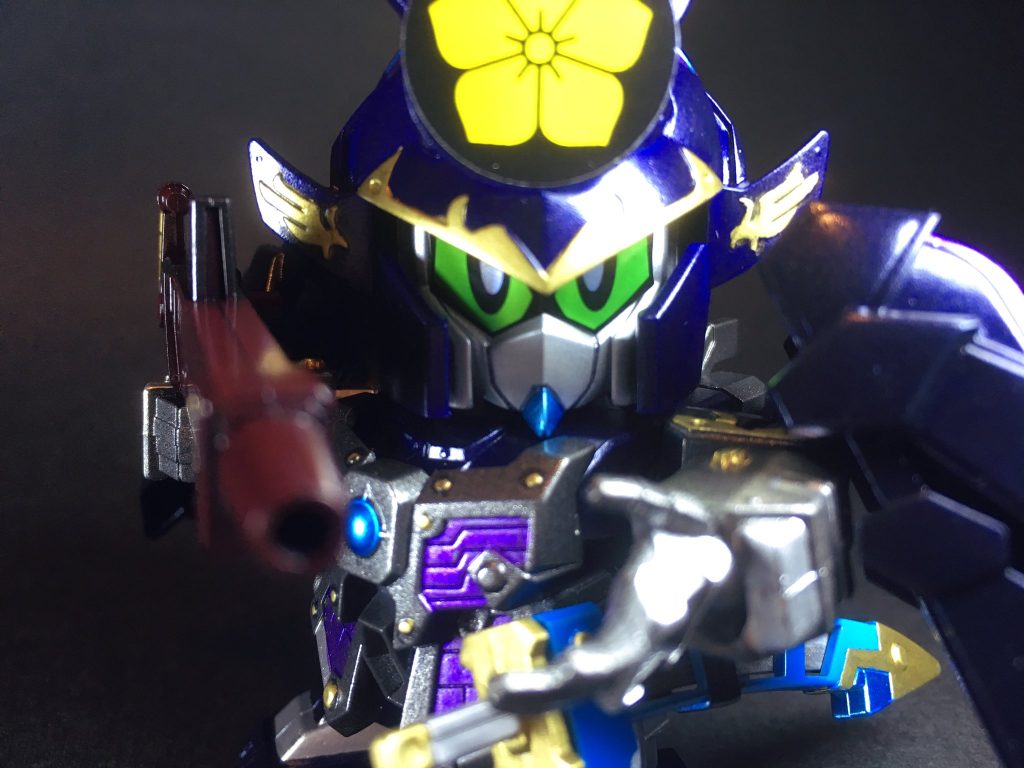 〜〜〜〜〜〜〜〜〜〜〜〜SD戦国伝・武神降臨編オリジナル武将、第四弾です。武神降臨編では織田信長、豊臣秀吉、徳川家康といった戦国武将モチーフのガンプラが8体ほど発売されましたが、キット化に至らなかった武将を取り上げてオリジナル頑駄無化を試みています。今回モチーフに選んだ明智光秀は、従来は主君を裏切った奸臣というイメージが強かったと思いますが、近年研究が進んでその並ならぬ叡智才覚、文化人としての教養、織田家筆頭の大名格たる手腕・実力など魅力的人物像が再評価されており、2020年大河ドラマ『麒麟がくる』でも主役に抜擢され今注目度No.1級の戦国武将かと存じます。