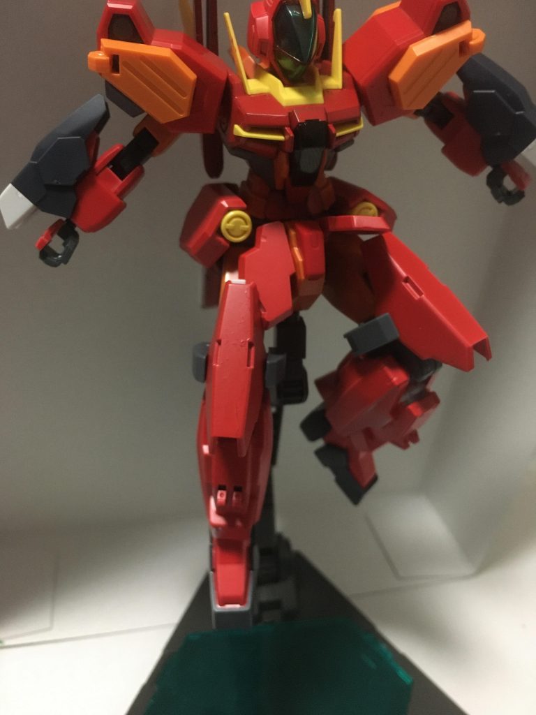 GNミサイル肩に3発、腕に2発、脚に2発の計14発の同時発射が可能。こちらも敵を包囲、殲滅するために搭載されている。