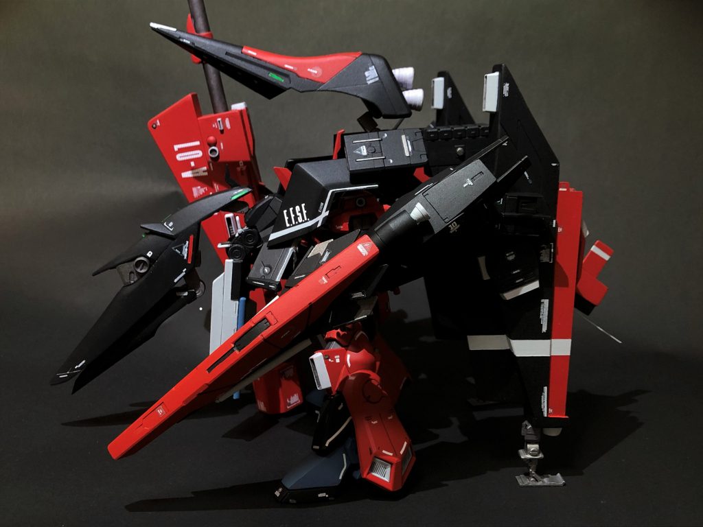 MSK-088 リック・ディズ【ツァオバラー】次世代量産検討機「リック・ディズ」に対艦用増加装備【パンツァー・クラーツ】を装備した機体。殲滅兵器「ハイパー・メガ・ランチャー」をはじめとする大火力に加え、増加装甲とIフィールドジェネレータ-による鉄壁の防御を兼ね備える重MS。さらに【パンツァー・クラーツ】を展開することで巡航形態への変形さえをも可能とし、可変モビルアーマーのような一撃離脱戦法を得意とする。