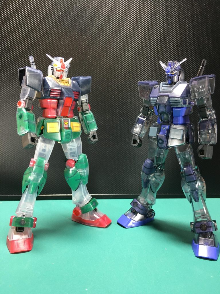 　以前一番くじで引き当てたG-3ガンダムと並べて。G-3はソリッドクリア版ということで、一部の装甲はクリアでは無かったですが、今回の入場特典は関節と武器を除き外装はほぼクリアです。　ちなみにG-3はこのリアルタイプカラー製作の練習台として、パーツ裏からの塗装を行っていました。　塗装はガンダムマーカー中心です。EXPO撤退後、秋葉原のボークスでファレホのディープグリーンと、ガンダムマーカーの新色、ヘビーガンメタリックを確保しました。赤＝ガンダムマーカー　ガンダムレッド黒＝同ブラック黄＝同イエローガンメタル＝同ヘビーガンメタリック白＝同ホワイト緑＝ファレホカラー　ディープグリーン 