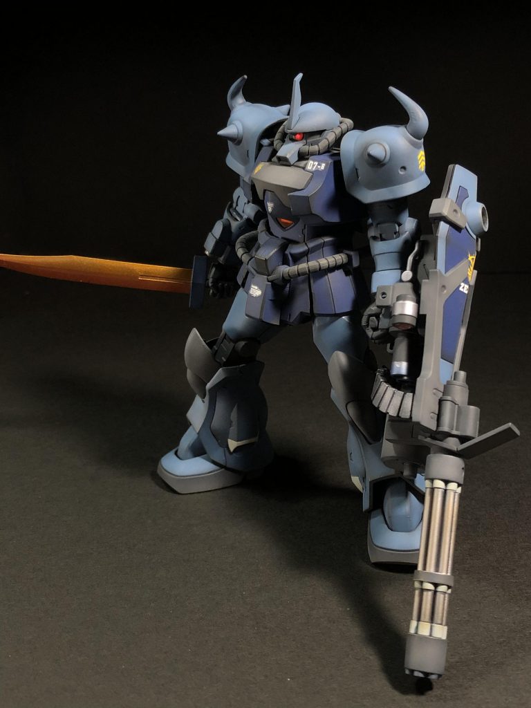 グフカスタム本体。モノアイと武器センサーはHアイズと付属のホイルシールの組み合わせです。〈塗装レシピ〉・下地…サーフェイサーエヴォブラック(ガイアカラー)・本体ブルー1…マーズディープブルー(ガイアカラー)・本体ブルー2…シャロウオーシャンブルー(クレオス)・グレー…エクストラシーグレー(クレオス)・武器他…メカサフスーパーヘヴィ、フレームメタリック2(ガイアカラー)、他・ヒートサーベル…下地EXシルバー(ガイアカラー)の上からクリアーオレンジ、クリアーオレンジ+GXメタリックレッド(クレオス)・ウェザリング…ウェザリングマスター(タミヤ)、他