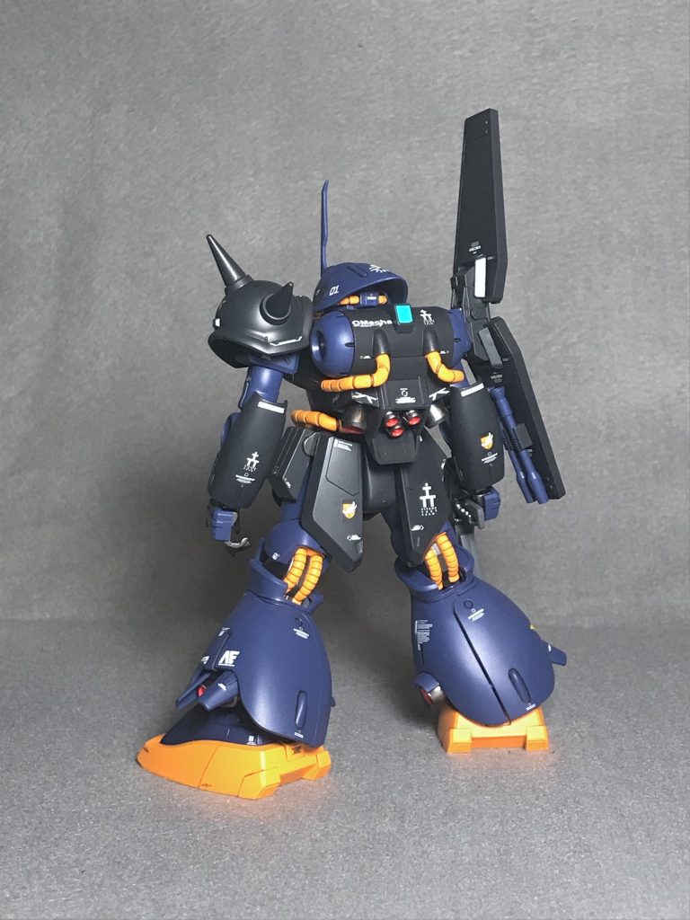 バックショット設定も何もかも無視してAOZのガンダムデカールを貼りまくっています。バックパックのセンサー部はクリアグリーンのランナープレートを切り出して裏側を、ホワイトで塗装しています。