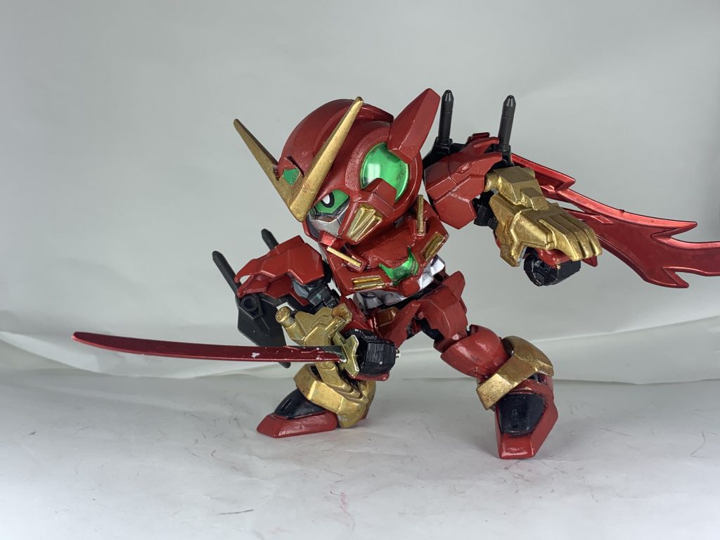 刀身をロイヤルメタレッドで塗ってます。刀は信長ガンダムからもらいました。