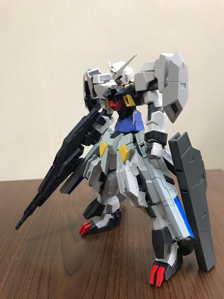 精密射撃のスナイパー形態精密射撃に特化した形態。主にユーラヴェンガンダムのパーツを使用しています。膝立ちを安定させるため、他の武装やマルチアサルトパックを排しています。