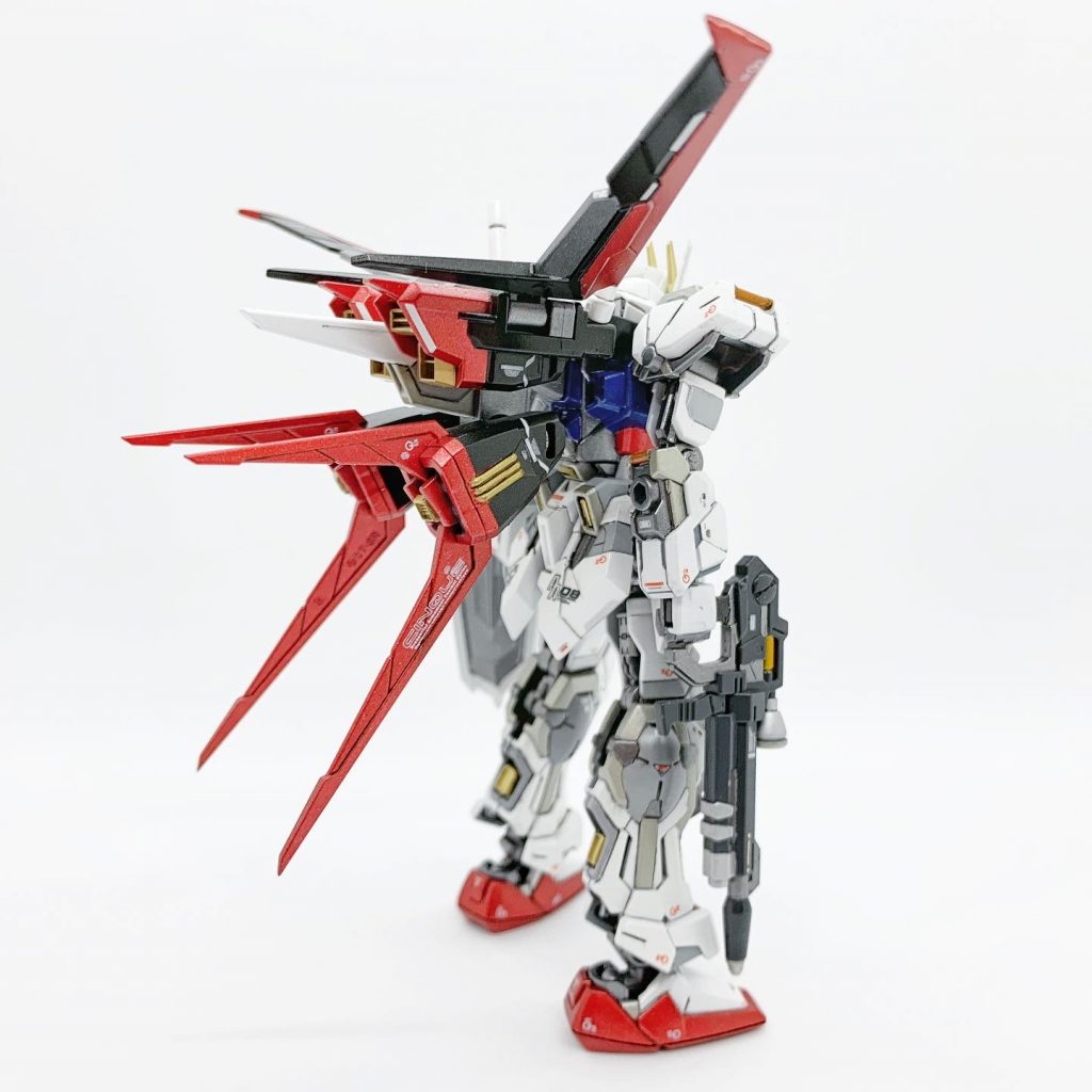 【エールストライカーパック装着・サイドショット】素体は赤部分がほとんど省略されているので、塗装することで見違えるような存在感となります。(Before&Afterはのちほど)