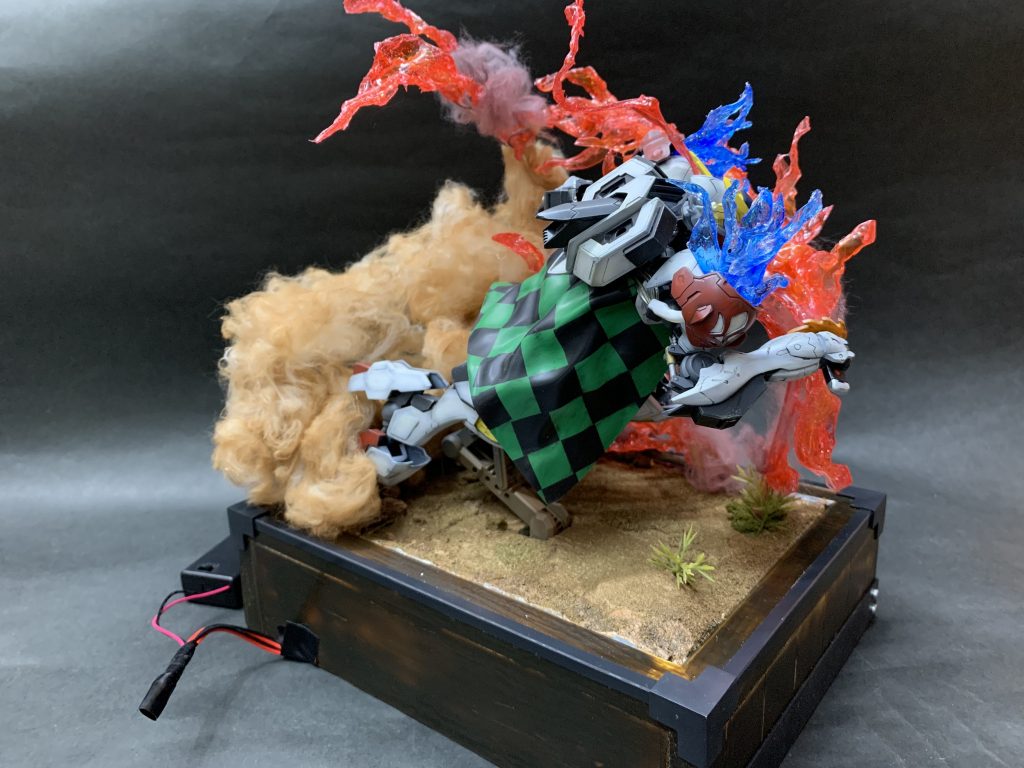 炭治郎の羽織が表からあまり見えなくなってしまったのが残念。羽織はプラ板をヒートガンで曲げて布みたいに曲げました。 