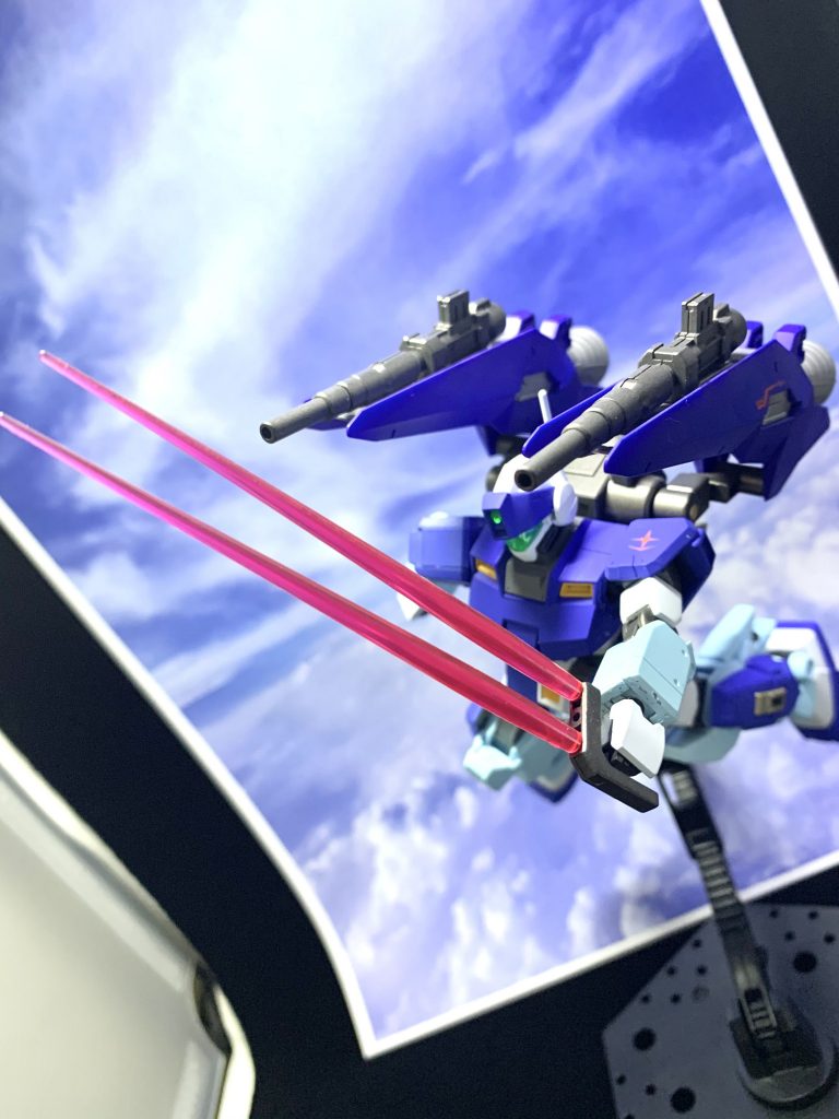 副兵装1:ビームファング上空から敵を撃つ機体であるが、万が一敵の接近を許した場合、この武器が牙を剥く。背部にビームサーベルは搭載しているが、こちらはより素早く抜刀することができ、かつ、ビーム刃を2本も発することで瞬間的に高火力で切り裂くことができる。その姿は正に猛獣の牙の様な姿をしているため、その名がついたそうな…