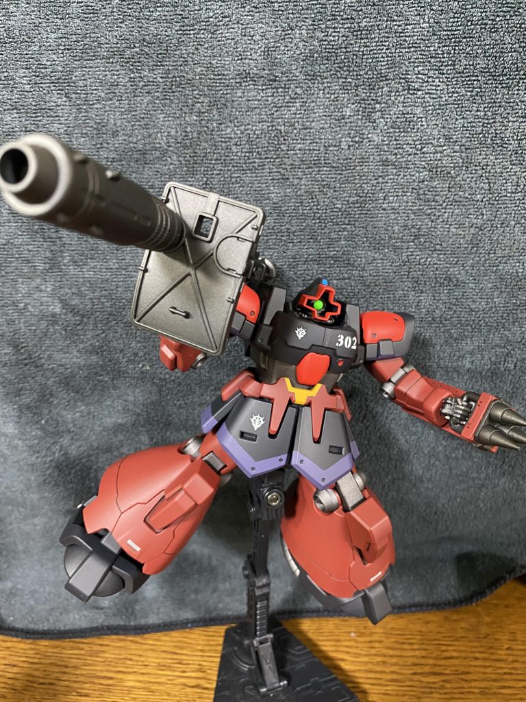 頭部はモノアイレールに当たる部分を大きくくり抜き、ポリキャップを置いてモノアイの可動化を施し、サンドフィルターの付いていた部分はパテで埋めています。              モノアイを新設したおかげで奥行きが出て、かなりイケメンになったかと思います。