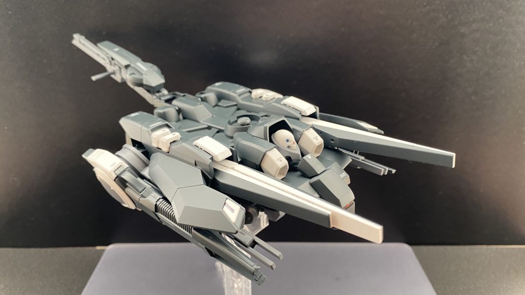 スティングレイユニットグリモアアドバンス本体を超えるほどの巨体をもつこのユニットは、胴体内に大型MSと同等のジェネレーターを内蔵しており、圧倒的な推進力を有してなお、多数のビーム兵器を使用可能。