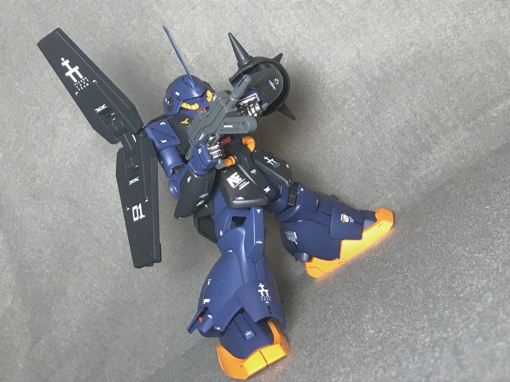 ビームライフル肩の引き出し機構があり、古めの設計ですがビームライフルの両手持ちも可能です。センサー部はクリアパーツとハイキューパーツのメタリックレッドのシールに置き換えています。