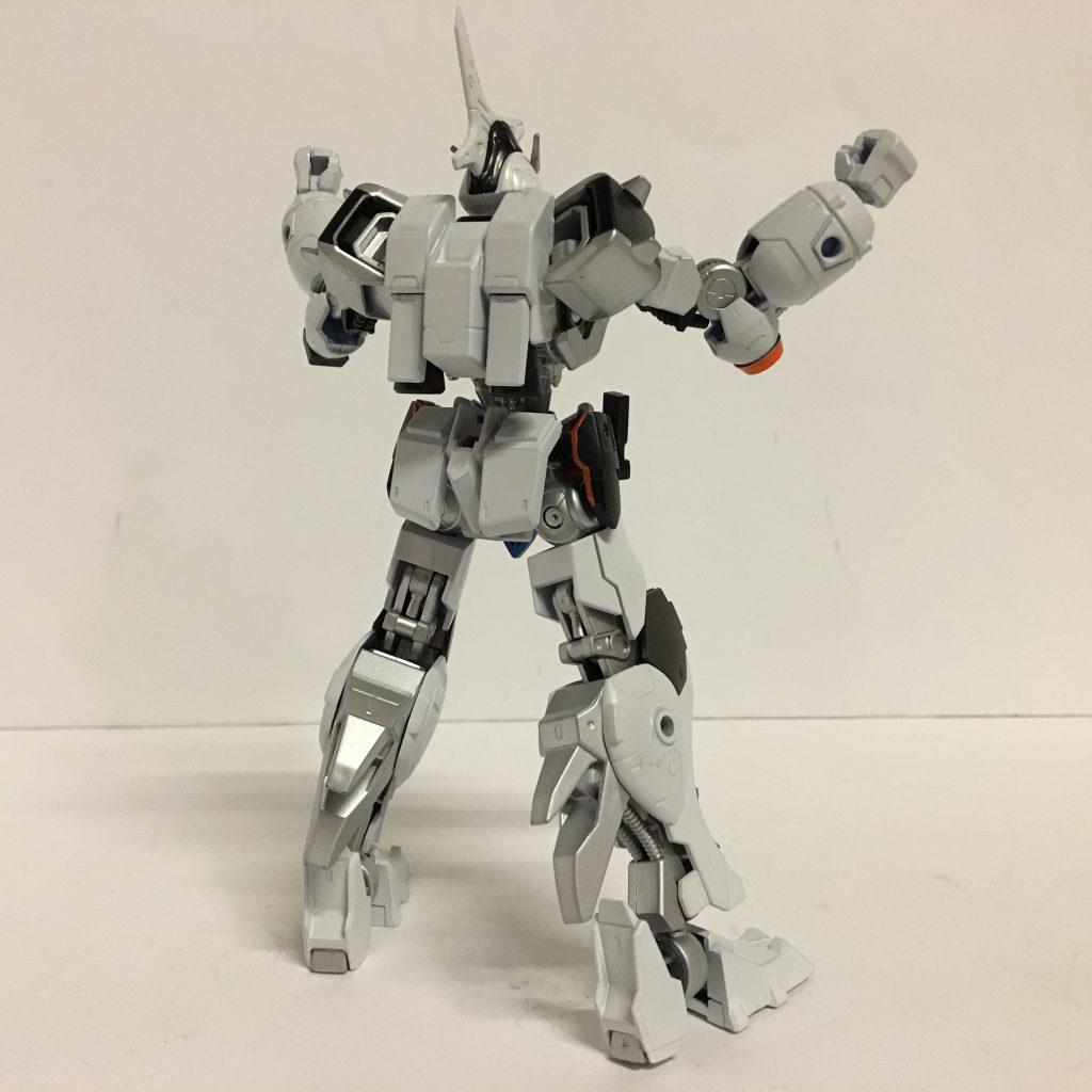 背面からふくらはぎには武器パーツの接続のため、3ミリジョイントを加えています。