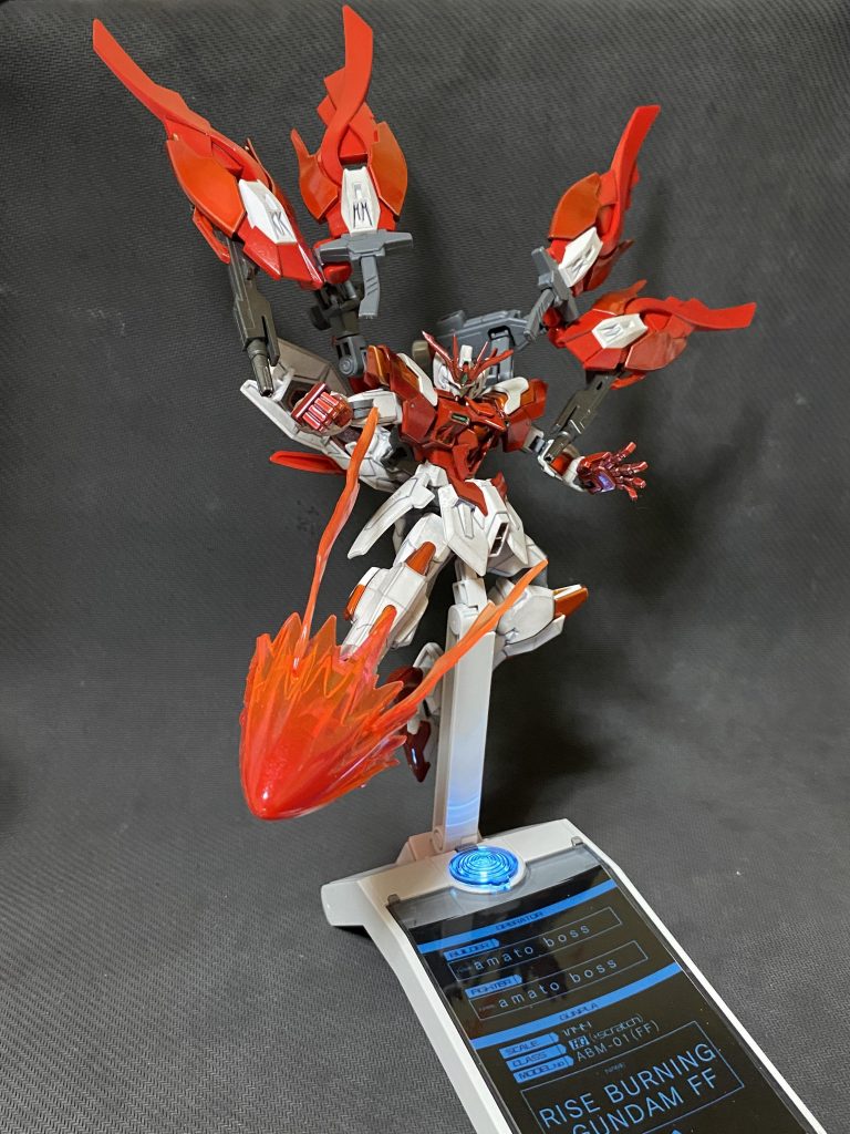 射撃や剣戟が目立ちますがもちろん徒手空拳も健在、こちらのエフェクトもグラデーション塗装を加えたことでより見栄えがよくなりました。キックポーズと大きく広げたウイングで空気抵抗を減らして急降下する逆三角形シルエットになるのがこだわりです!