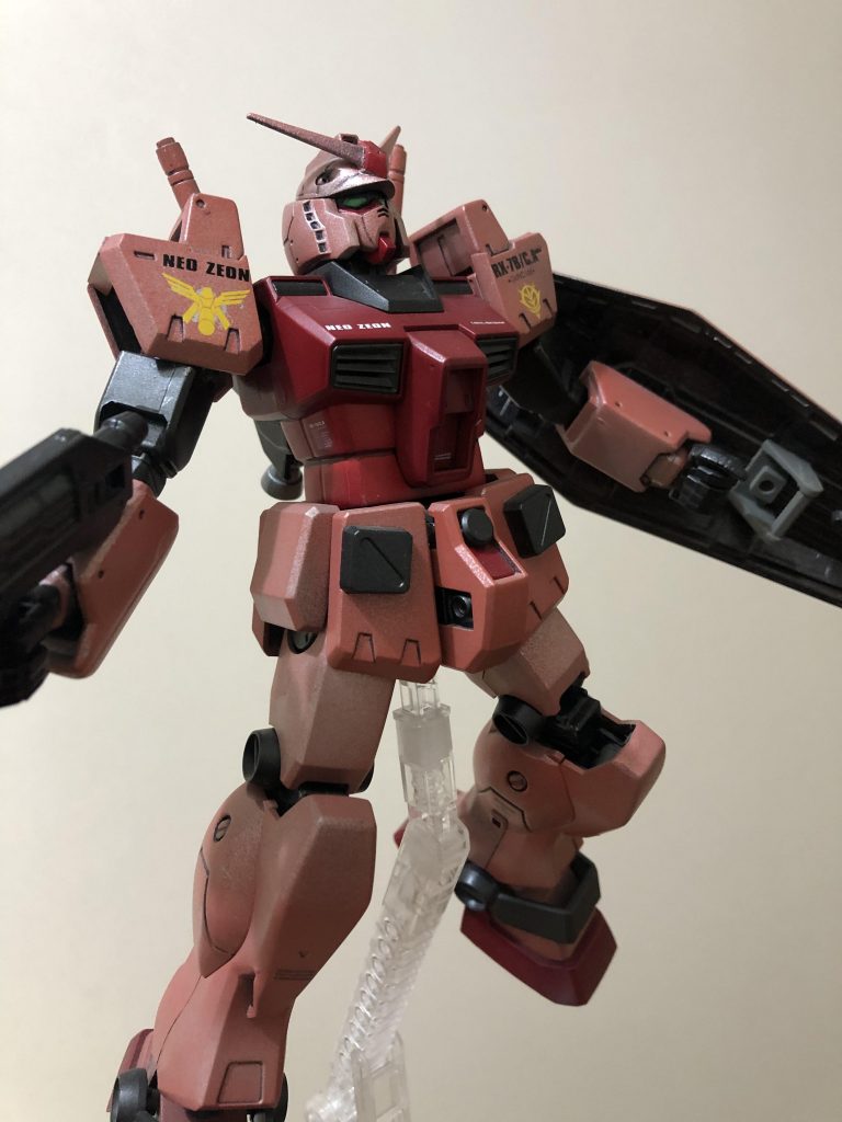 デカールはMGキャスバル専用ガンダムのドライデカールをそのまま使用　経年劣化で二の腕の合わせ目が割れて見えてる😭