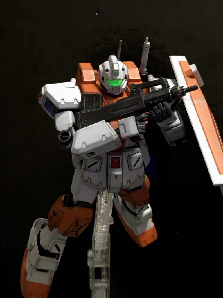 HGUC 067(2006年発売)と古めのキットですが二重関節でよく曲がります。左手が平手だけ、かつ手首が曲がるタイプというのは珍しいですね。