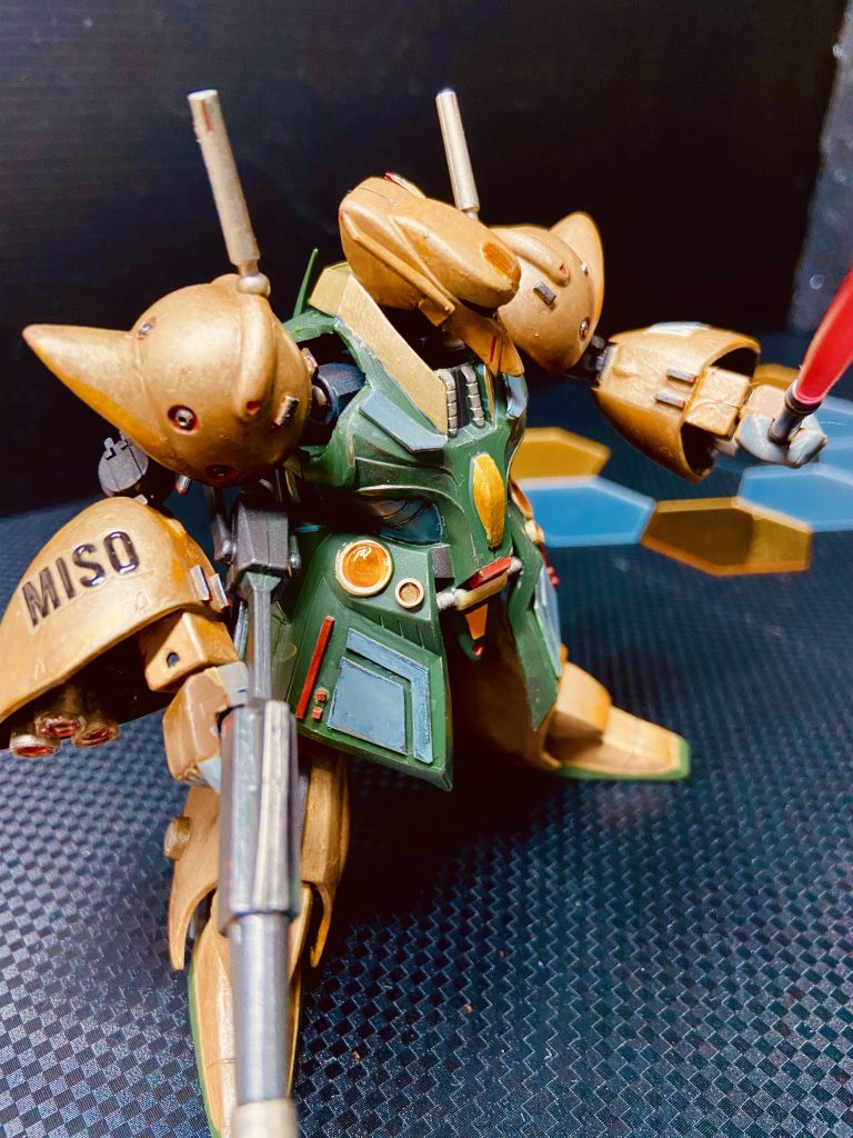 流石にSD化+旧キットなので、可変は諦めました。りーむーです。ももからは旧キットなのでガチガチですが、上半身はそれなりに動きます!腰は回りません😅