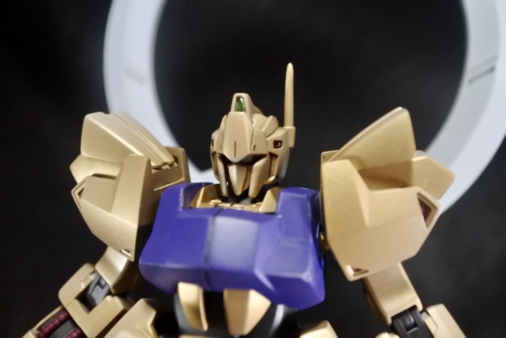 肩部には百式のものにスターゲイザーの足甲パーツを加工して接着。見た目を変えてあります。