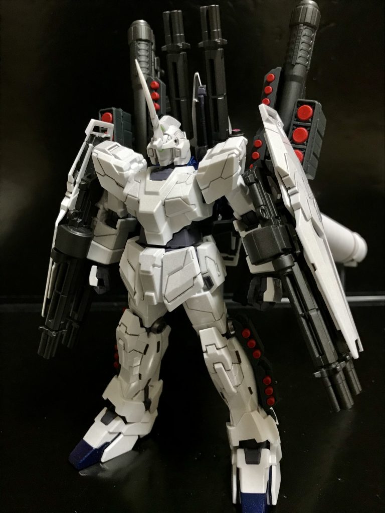 フルアーマーとして組み上げたところ。意外にも全ての武装がガッチリ固定されてポロリせず、ポージングもカッチリ決まることに感心しました。なかなかたいへんでしたが、満足です(^^)