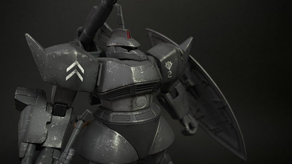 ミサイルランチャーは右腕に取り付け、左腕にはシールドを持たせました。ゲルググはこのシールドがないと、って感じですね。