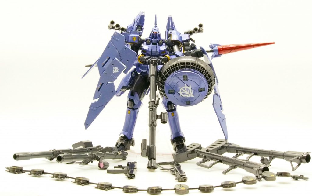 さらに改造を加えました。ランスレストを追加、ビーム攪乱幕散布ユニットを肩部分に直付け、PDWも左腕に直接マウント。そしていろいろと各種武装を追加してみました。そしてすみません。PDWのマルチランチャー変形は組み込めませんでした。もうちょっと早くからちゃんと考えていればよかった。ところでこのポーズ、大佐(偽)なら一度はやってみてるはず?