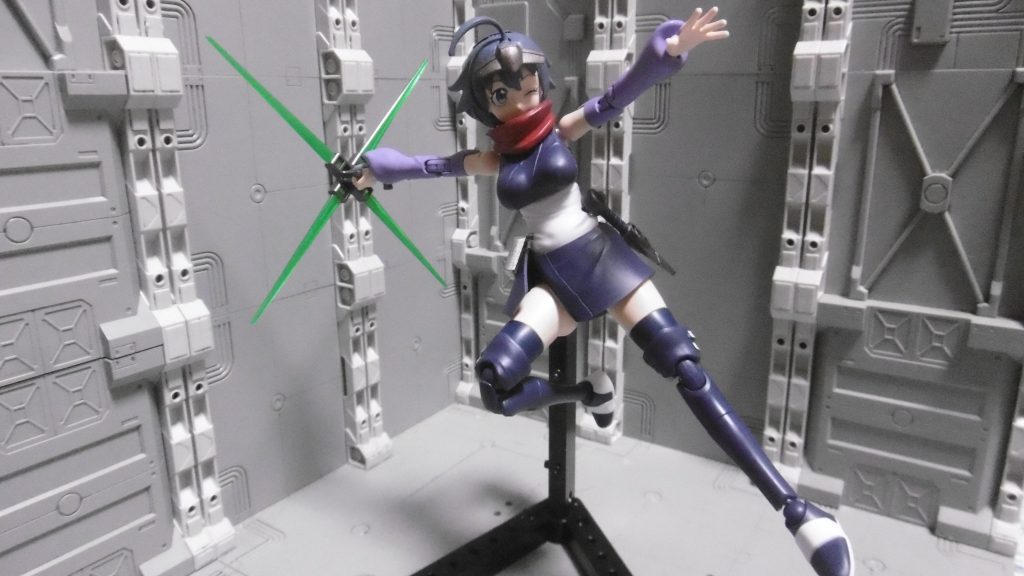 風属性:ビームクロス「HGBF ガンダムポータント」のGNビームサーベルエフェクト(短)を4本使い、十字パーツに差し込んで手裏剣状にしました。以上のように、発振ビーム色によって属性を変えています。発振しなければいずれも小柄なので、クナイ以外は袖・胸元・ポーチ等に隠し持てると思います。ポーチの容量がどれ程か分かりませんが、四次元空間にでもなっているのでしょうか?