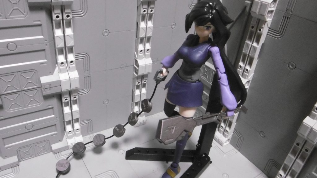 既に潜入済みの忍者と連携するなら、ちぇーんまいんも有効かと思われます。考えようによっては、史実のような忍器の代用も可能かと。この「HG ケンプファー」のチェーンマインは、グリップにあるダボを落とすだけで、ダイバーアヤメの手首でも持てます。