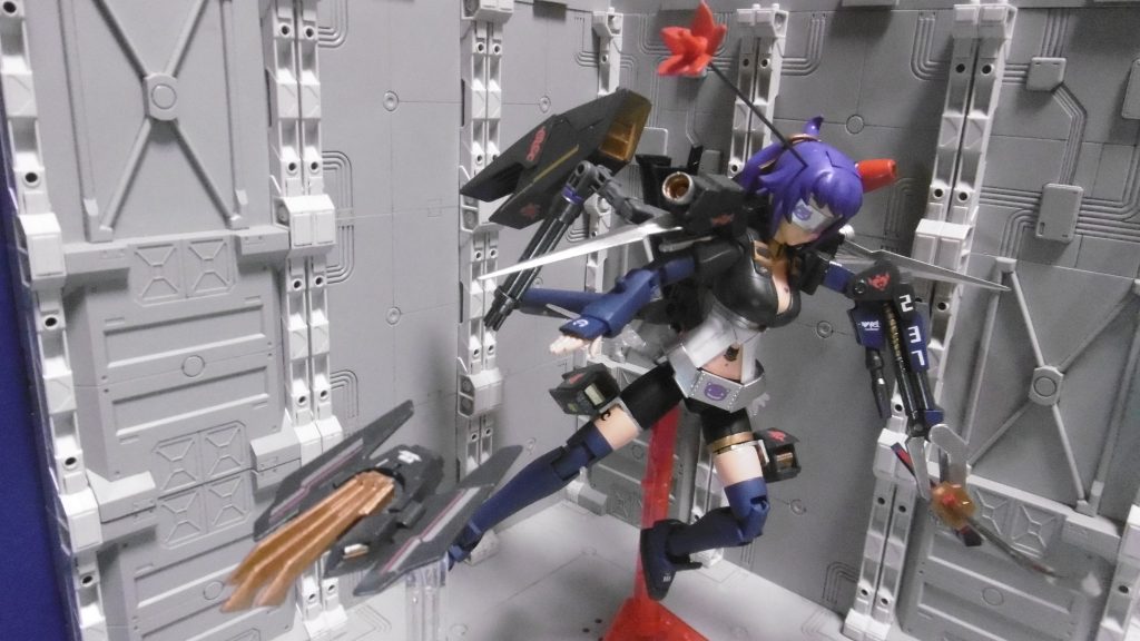 バスターシールドと同じように射出可能。髪飾りは有線インコム化しています。目線(顔の向き)は相手側に合わせなくても背部にレドームがあるため、意表を突く戦法も可能。