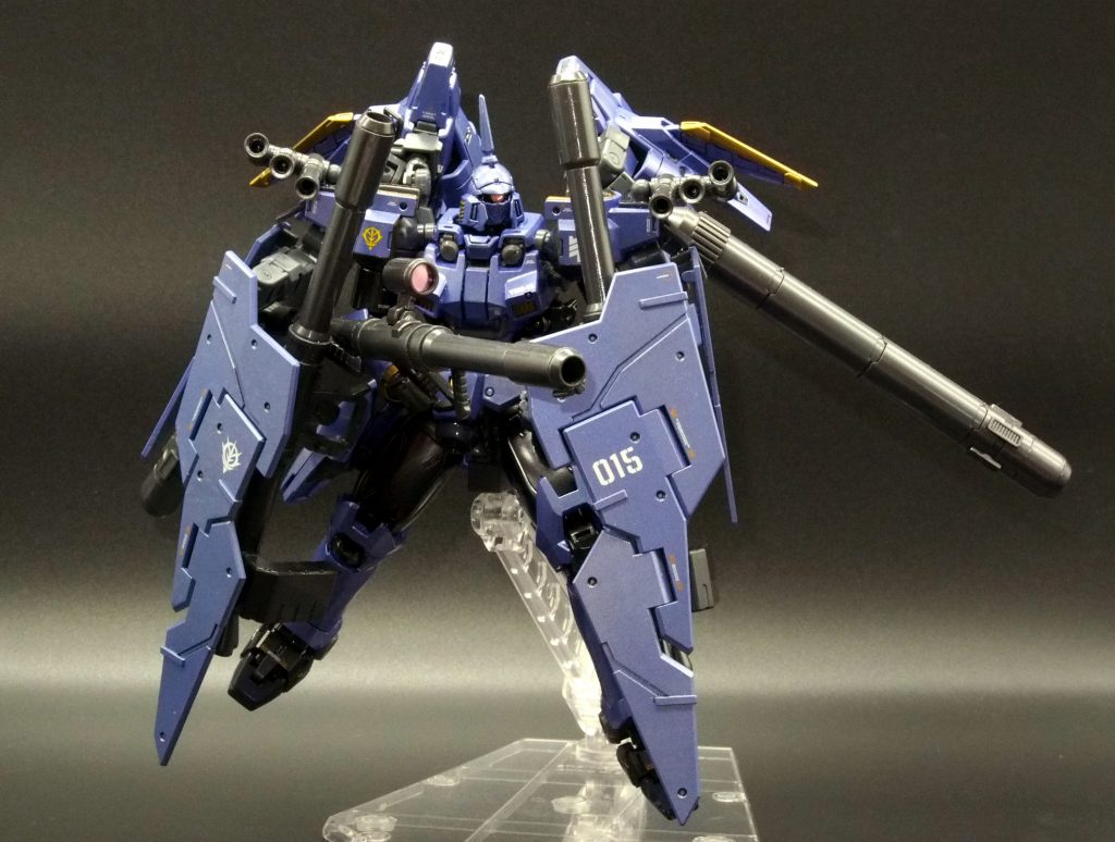 第百六十三話「頂く!」強襲用装備。プロペラントタンクを追加し、フレキシブルアーマーに280mmバズーカをてんこ盛り。サイドスカートへの増設はちょっと無理でした。バズーカはサンダーボルト版サイコザクから持ってきています。かわりにPDWは下ろしてあります。