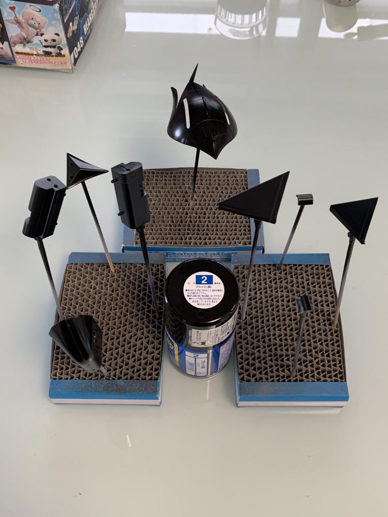 本体メイン部分はクレオスの光沢ブラックを使いました。