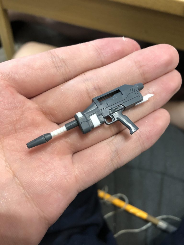 ビームライフルも形状が違うので改造